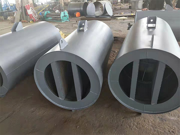 過(guò)熱器消聲器包括蒸汽熱水器、消聲器體、下蓋、水汽進(jìn)口管、出汽口、排水管